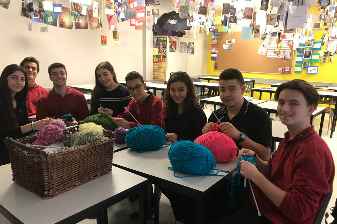 Au Collège Laval, ça tricote, venir en aide aux sans-abris, les élèves du Collège tricotent, pour une bonne cause